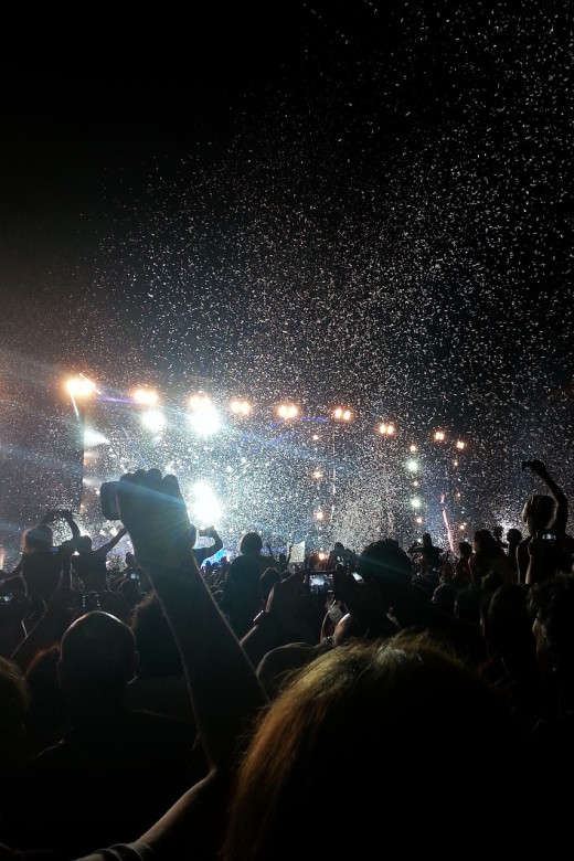 Watching concerts is a good way to stay entertained by popular bands.