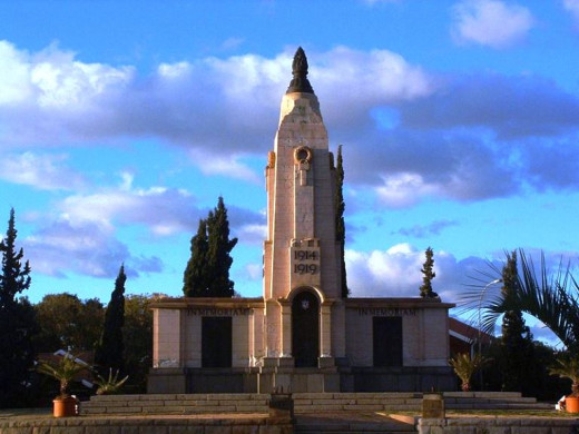 "World War I memorial in Kimberley" by  Anne97432 @ Wikimedia Commons - 