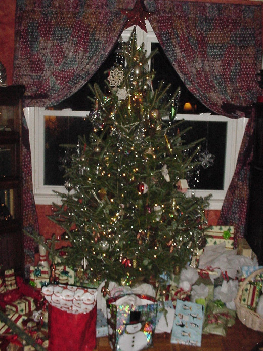 How to Choose, Store, and Decorate A Live Cut Christmas Tree HubPages
