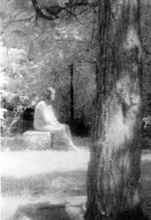 A famous photo of a White Lady in a graveyard