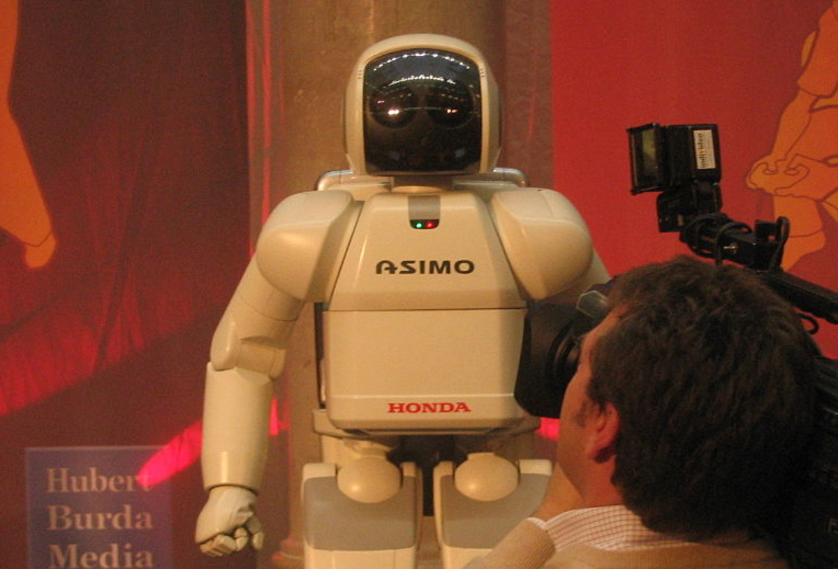 Heyecanla yardmc olmak iin tasarlanm Japon ASIMO robotu