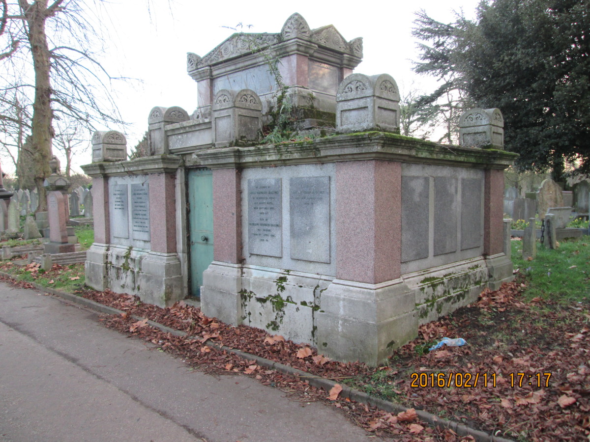 Here's a pair of mausoleums raised for the same family, set either side of a pathway not far from the main avenue... Across the way is its twin