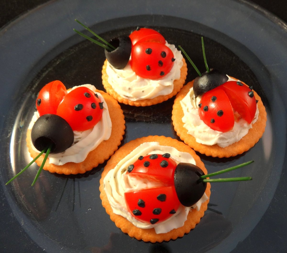 Top crackers with delightful ladybugs to impress your guests on Easter.