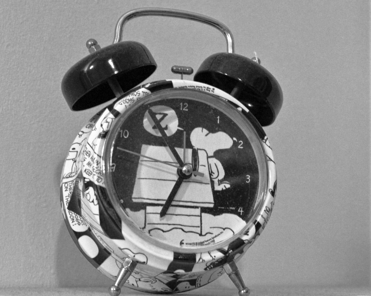 I like to collect quirky stuff like this Snoopy clock.