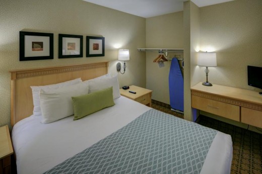 Room with King Bed at Accent Inn Vancouver Airport hotel.