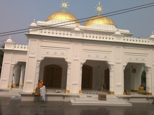 This temple is a historic Vaishnavite centre, adjoining Manipur's former Maharajas' Royal Palace. Twin Gold domes, a paved courtyard, and a large raised congregation hall form a perfect backdrop for priests who descend the steps, to accept offerings 
