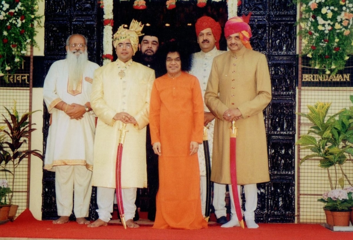 Swami bendijo la boda del nieto de la Rajamatha Gopal Indreshwar Sirohi en Brindavan, el 26 de abril de 2000.