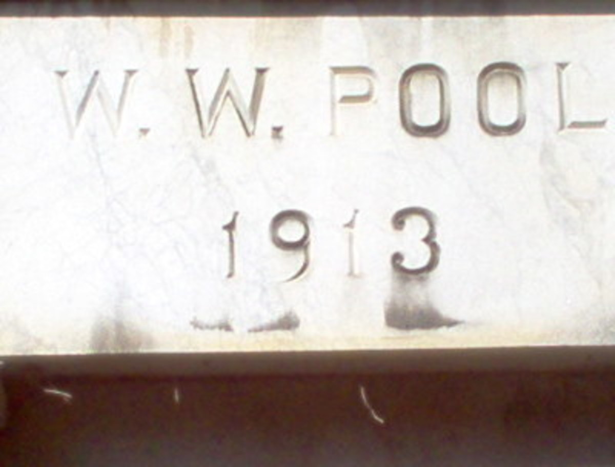 The date on the mantle over the entrance is the date his wife was interred.  Mr. Pool died February 1922, before the discovery documented by Howard Carter.