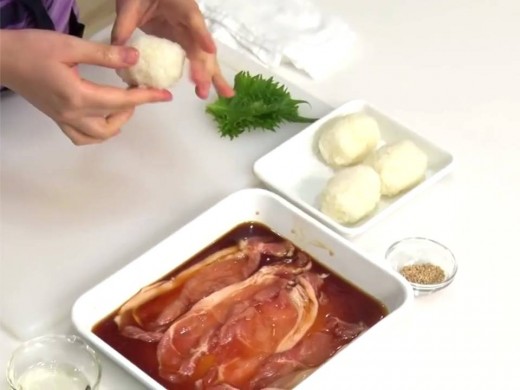 Marinate the pork, then roll the rice ball with perilla.