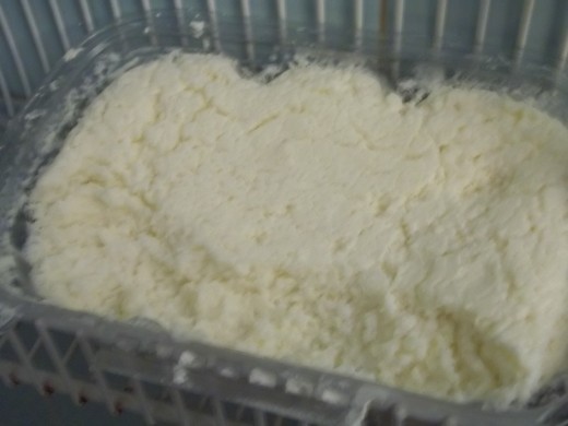 Be sure to use a plastic container with a capacity of 2-1/2 cups minimum as product will expand.