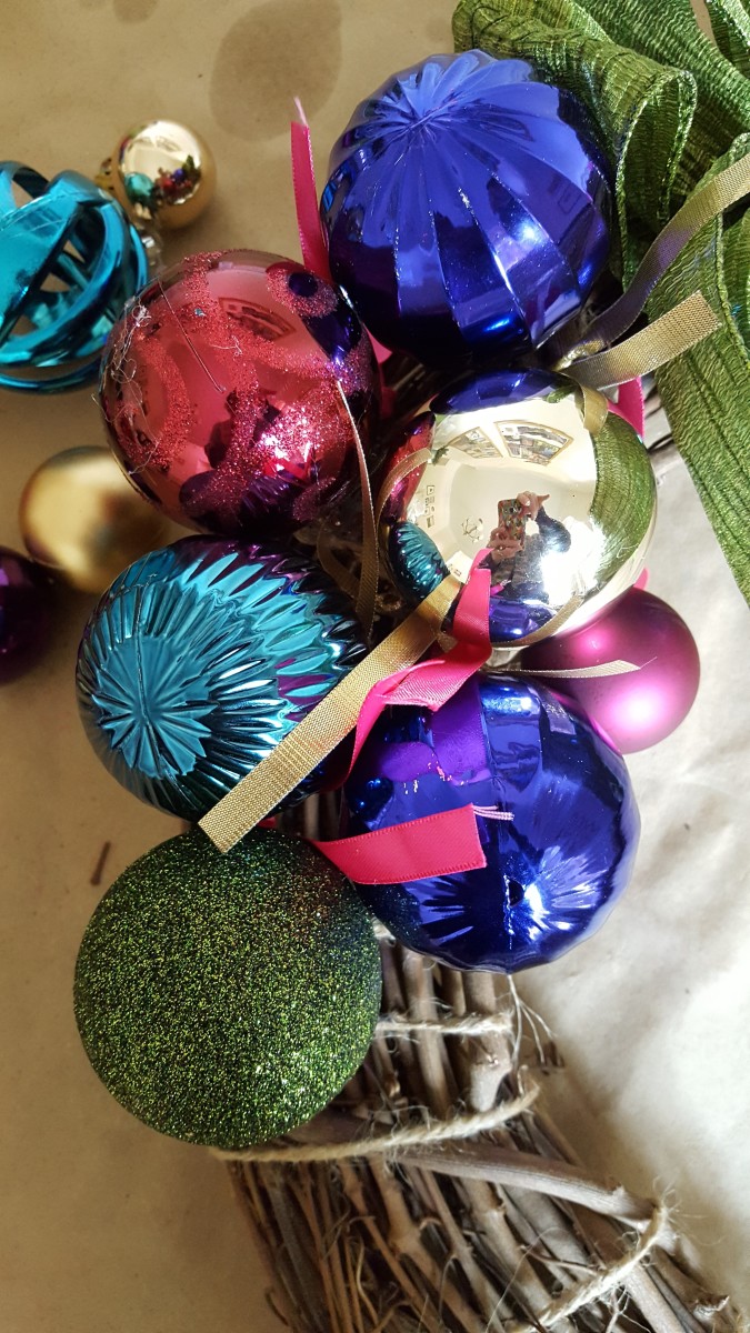 DIY Craft Tutorial: An Easier Way to Make an Ornament Wreath for the Holidays | FeltMagnet