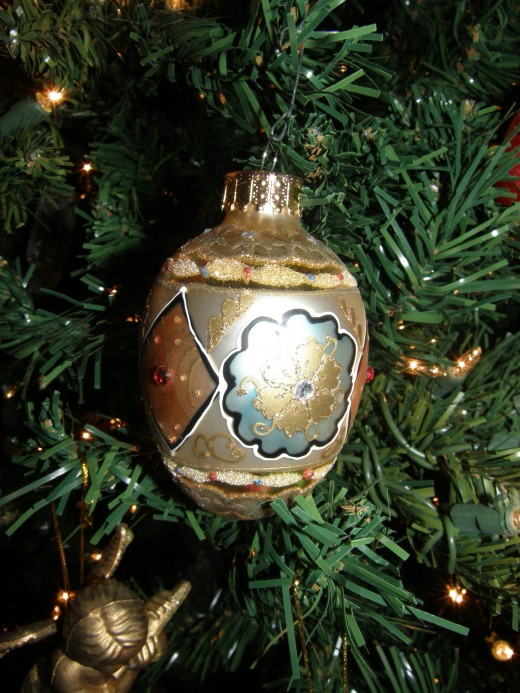 When I taught art, one of the favorite projects was making faux Faberge eggs.  When I saw this ornament, it immediately reminded me of the styke of Karl Faberge.