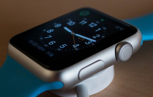 Combine your apple watch with the touch of leather to get a classic look.