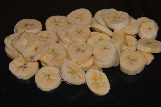 Step two: Cut the plantain into medium-thick slices.
