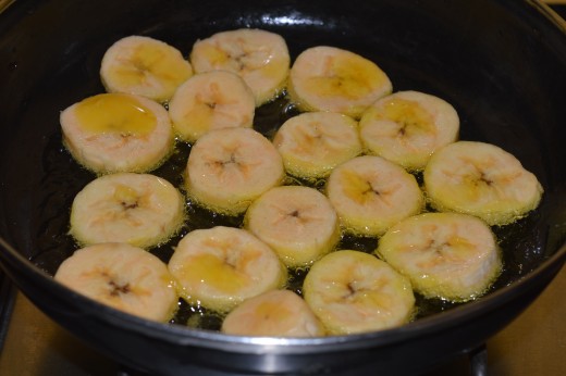 Step three: Shallow-fry the slices until they become golden brown on both sides.