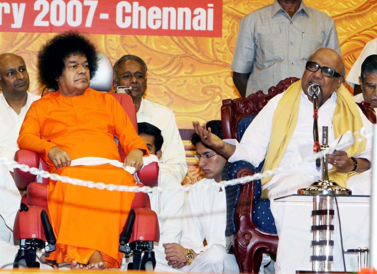 Incluso el primer ministro, Karunanidhi, un ateo juramentado, parecía obligado a creer en Dios por causa de Swami.