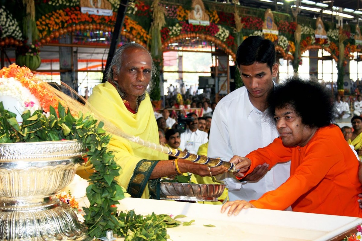 Swami realiza el Prana Pratishta (ceremonia de inculcación-vida) para el Sai Sundareshwara lingam en Chennai en el inicio de la Ati Rudra Mana Yagña,