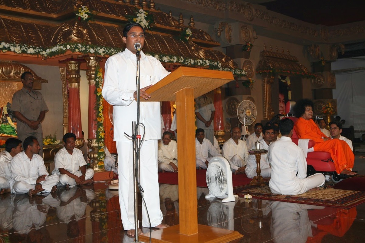 Jagdish Chandra hablando en la Divina Presencia en el Athi Rudra Maha Yagnam.
