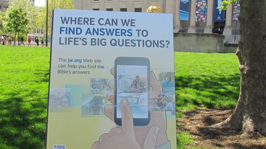One of the displays Jehovah's Witnesses featured which helped people find answers to questions they might have in life.