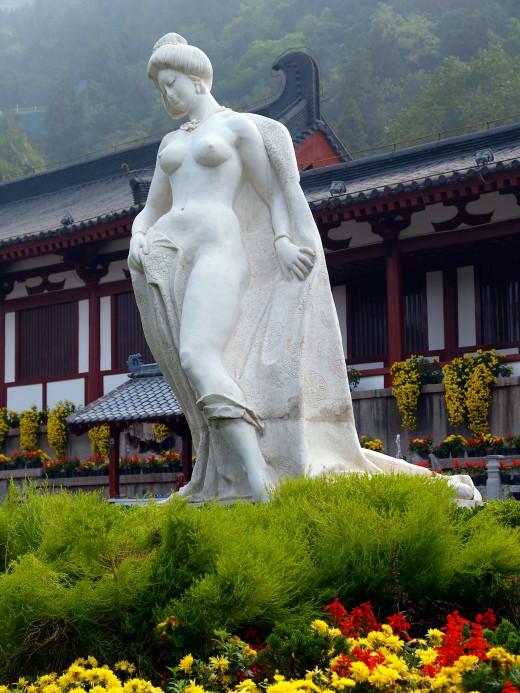 Statue of the curvaceous Yang Guifei at Huaqing Hot Springs where the Emperor first glimpsed her.
