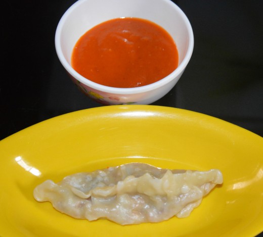 The tomato garlic dip served with momos