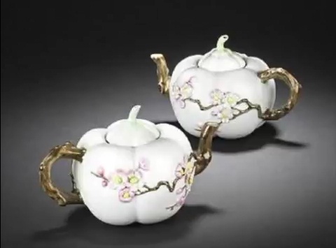 This pair of teapot is believed come from 18th century and sold for $2.18 million at Gonhams auction in 2011. The previous Scottish owner had it for more than 50 years and did not know their value.