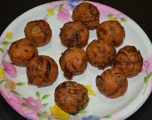 How to Make Onion Bondas or Onion Fritters/Pakoras How to Make Onion Bondas or Onion Fritters/Pakoras