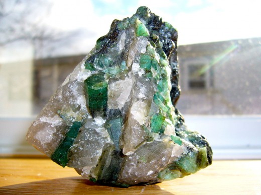 Emerald mixed with quartz 