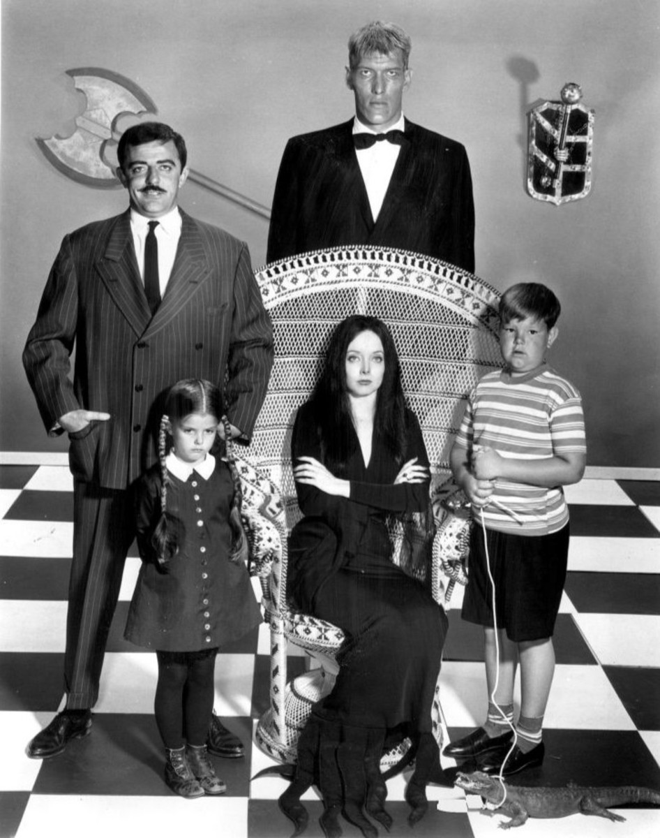 Gomez (John Astin), Lurch (Ted Cassidy), Wednesday (Lisa Loring), Morticia (Carolyn Jones), and Pugsley (Ken Weatherwax).