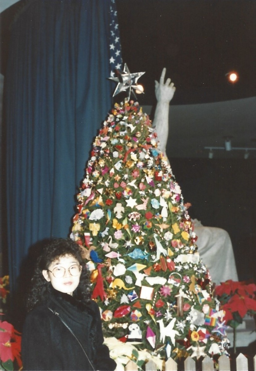 A decorated Christmas tree at the Smithsonian's Museum of Americana.