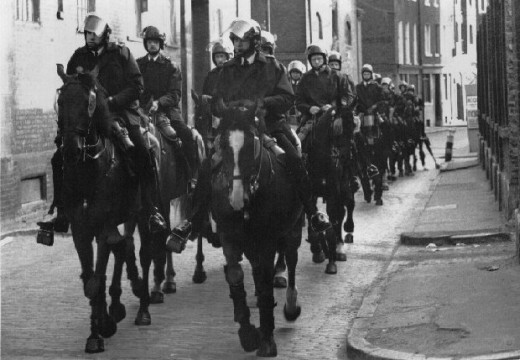 Mounted police clatter through Wapping streets near Mudoch's new building to 'shepherd' the demonstrators - their presence was more aggressive than mere 'shepherding' 