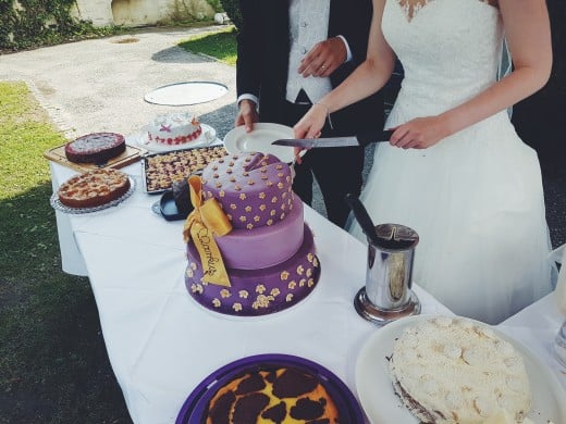 Your wedding cake cann be the central part of a dessert table