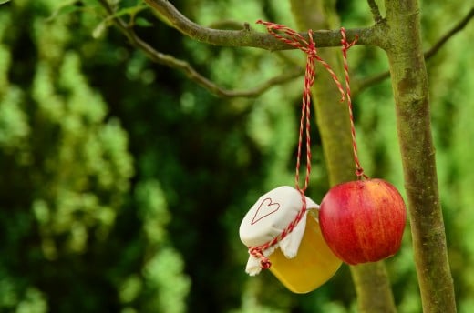 Apples can be used as décor and in wedding favors