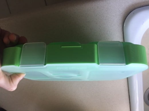 Side view of the Bentgo Tray when snapped shut. 