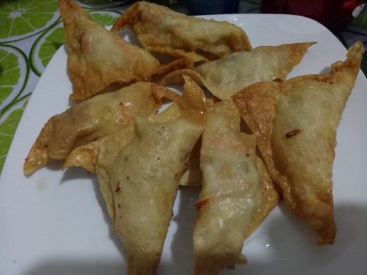 5. Drain excess oil by placing the dumpling on a plate with kitchen tissue paper or using a strainer after taking it off the pan. Then arrange on a plate. Serve while still hot and crunchy. 