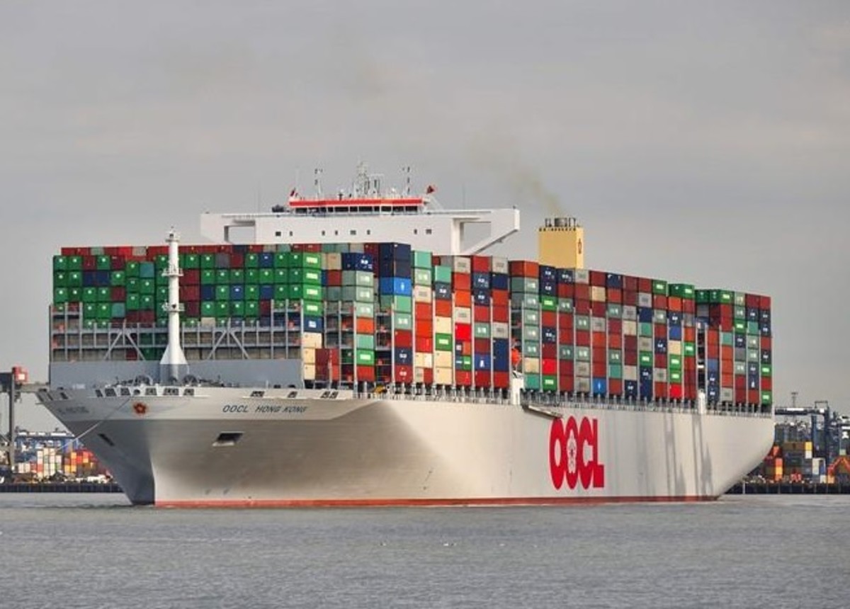 how fast a container ship travel