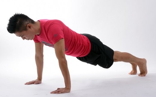 High plank stretches the core and trims the fingure