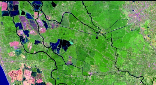 The Operational Land Imager (OLI) on the Landsat 8 satellite acquired the left image (bands 6-5-3) on February 6, 2018, before the flood