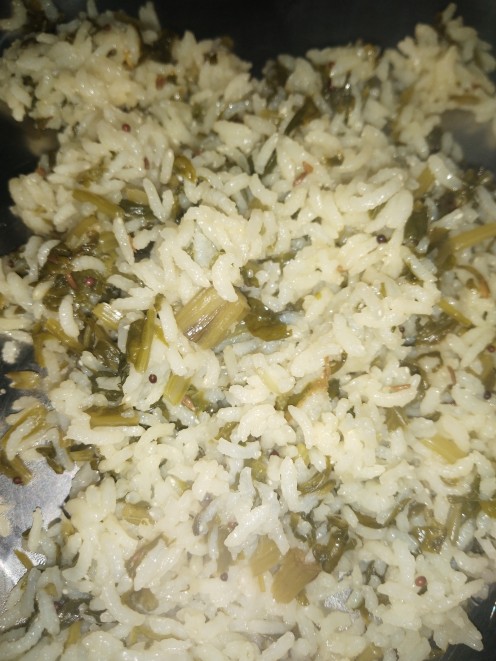 Spinach rice is ready to eat.