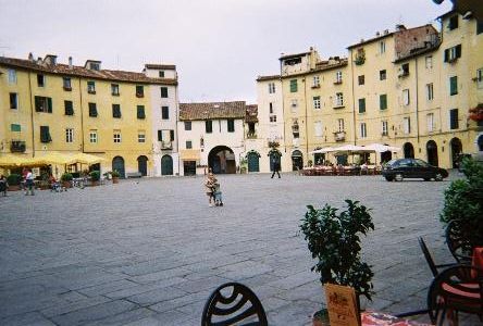 Piazza dell'Anfiteatro with "little princess" and "wee hooligan" in the middle