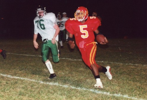  A running back sweeps right end in a dramatic game. NOTE: I am not either of these football players.