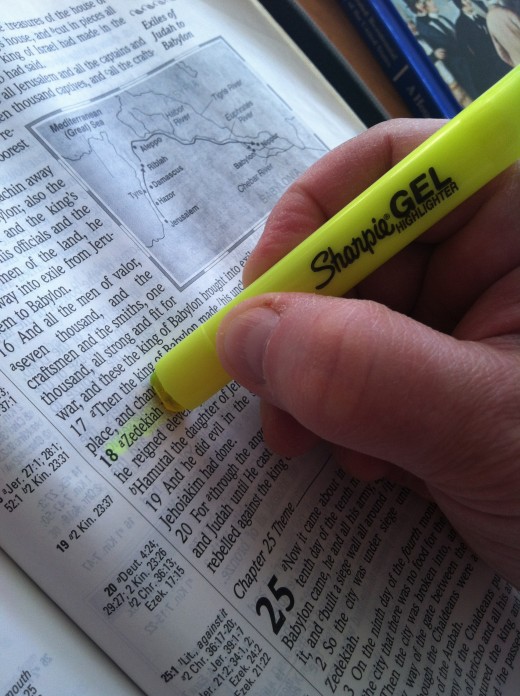 The top end of the gel pen features a rotation knob that advances the gel tip as it wears down form use.