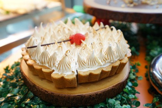 Passion Fruit Tart Lemon Curd with Halian Meringue (Whole)