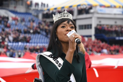 Nia Franklin, Miss America 2019,  sings National Anthem at 2018  Military Bowl.
