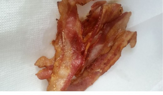 dry fried bacon on paper towel