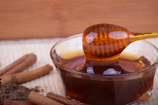 Honey and cinnamon mask for acne treatment
