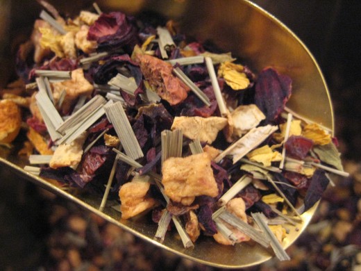 A healthy mix with apple pieces, rose hips, orange peel, papaya pieces, peppermint leaves, licorice root, lemon grass, cinnamon, black currants, rose and mallow blossoms.