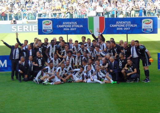 The winning squad of Juventus in 2016/17, which Sandro was part of