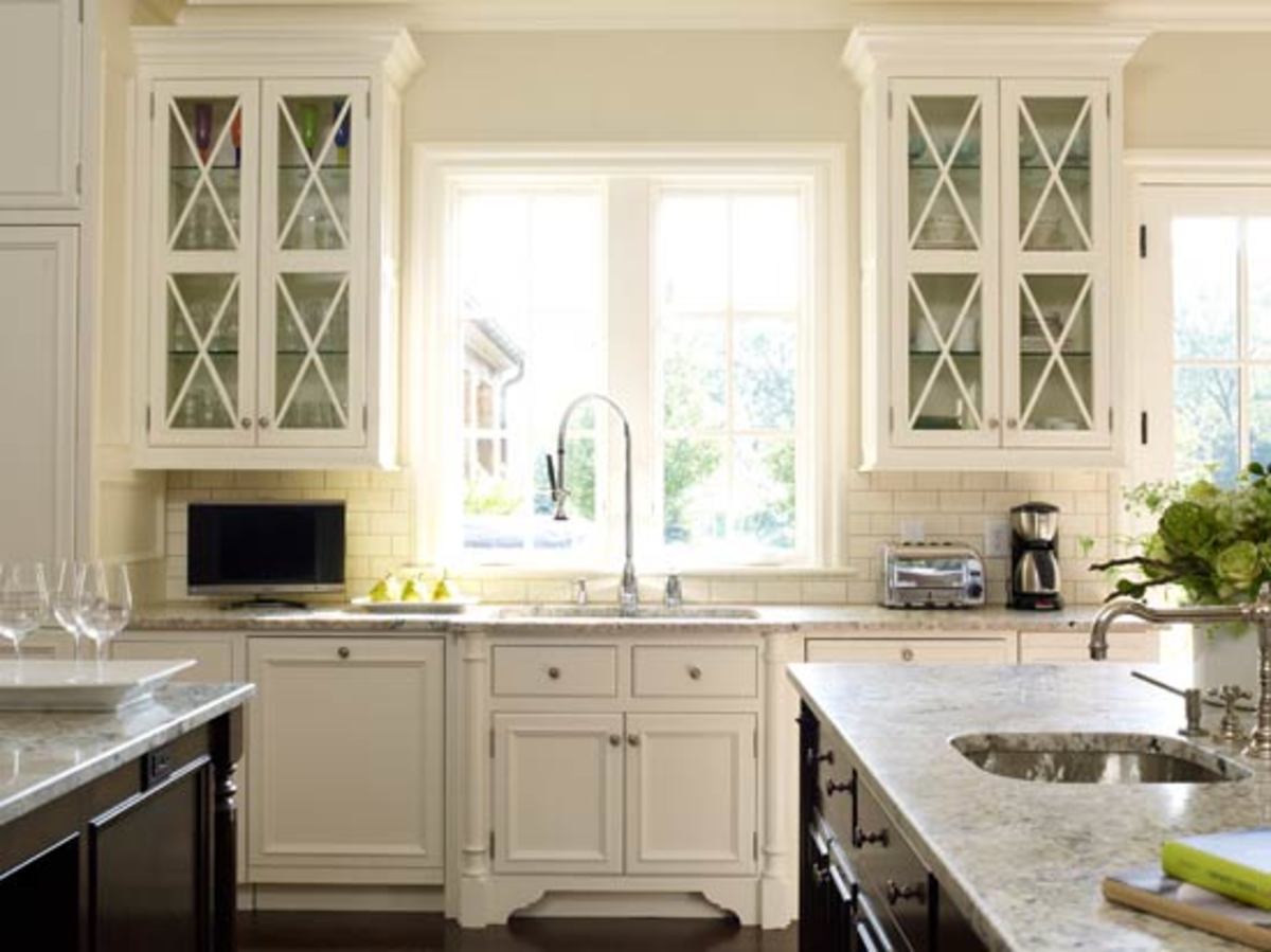 Ideas for Decorating Glass Cabinets in the Kitchen | Dengarden