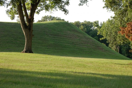  Emerald Mound, a Plaquemine-Mississippian mound site built between 1250 and 1600 CE